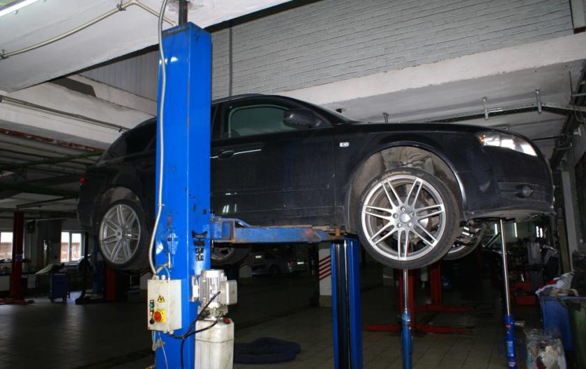 Ауди в сервисе на подъемнике