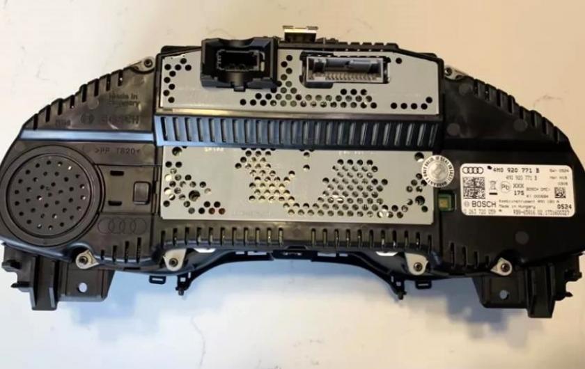 разобранная приборная панель