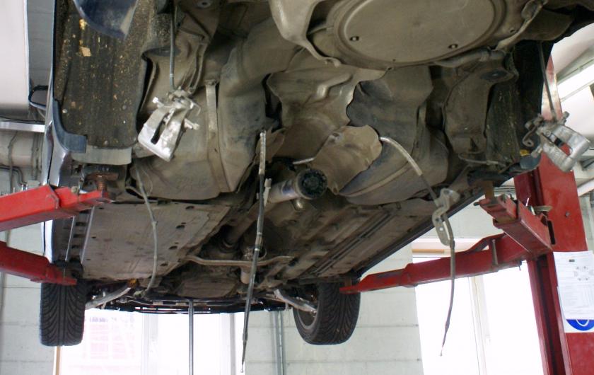 Ауди на подъемнике снизу