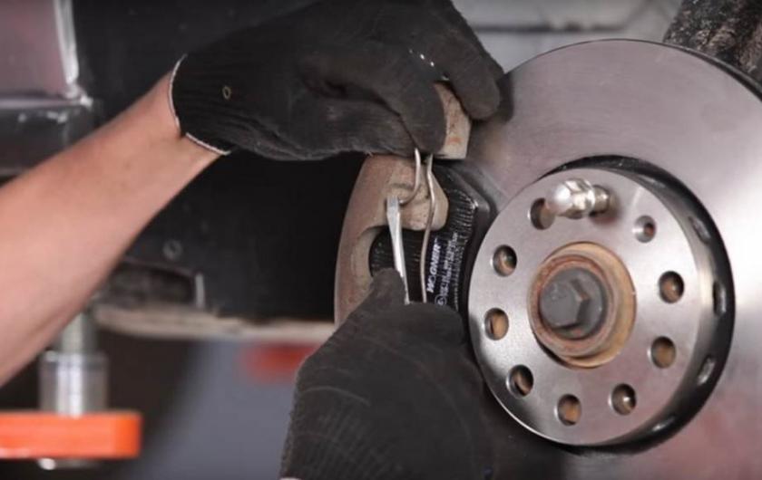 демонтаж тормозных колодок из суппорта