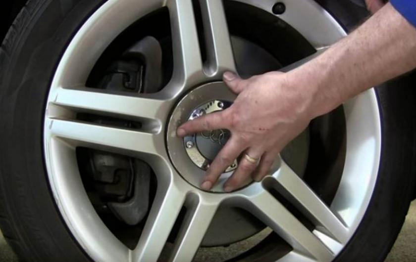 мастер одевает заглушку на ступицу