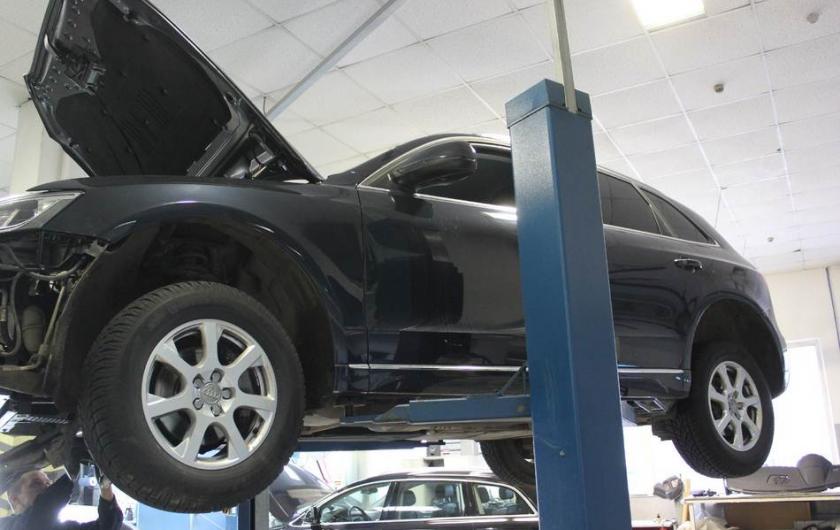 Q5 на подъемнике в сервисе