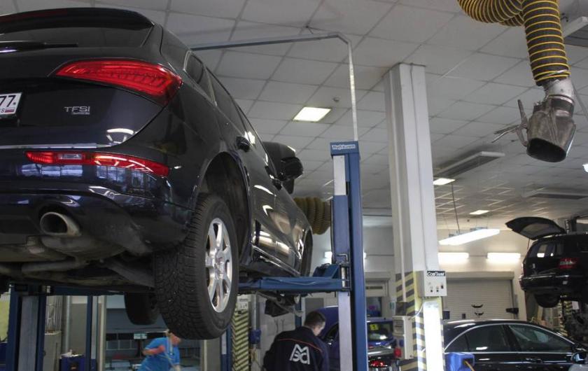 Ауди в техцентре на подъемнкие