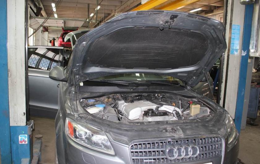 Ауди с открытым капотом на СТО