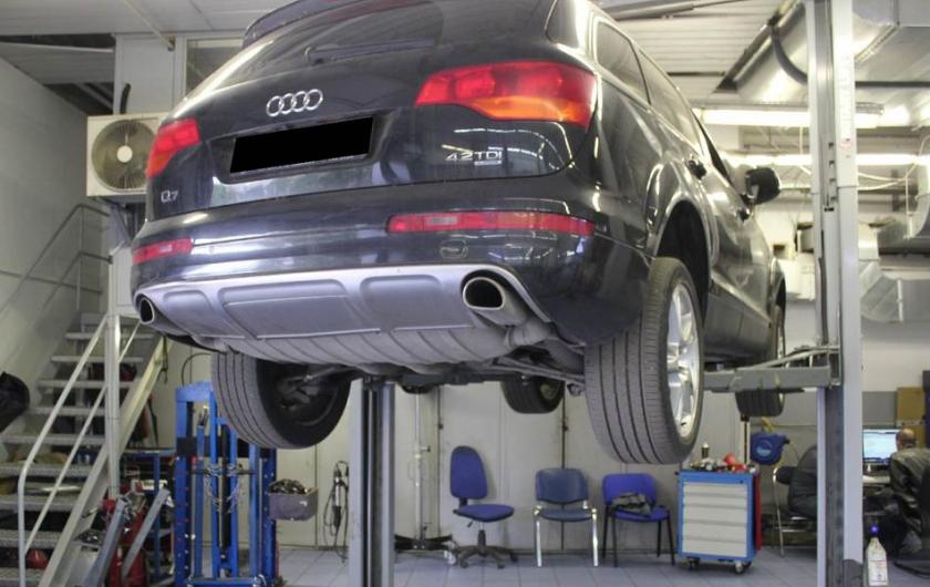 Ауди Q7 на подъемнике