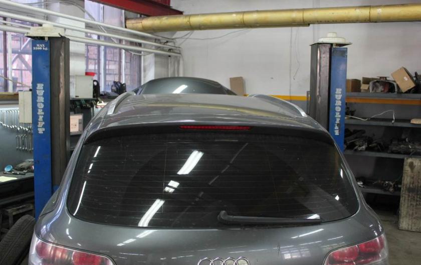 Q7 на подъемнике в техцентре