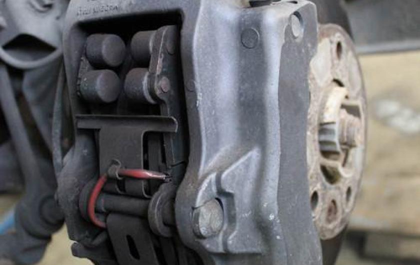 колодки в тормозном суппорте на Ауди