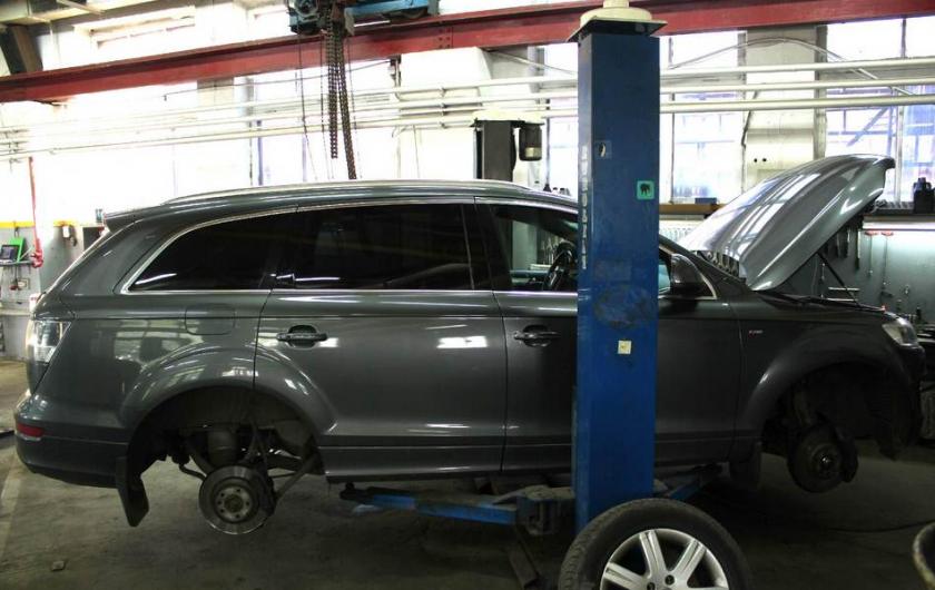 Ауди Ку7 на подъемнике