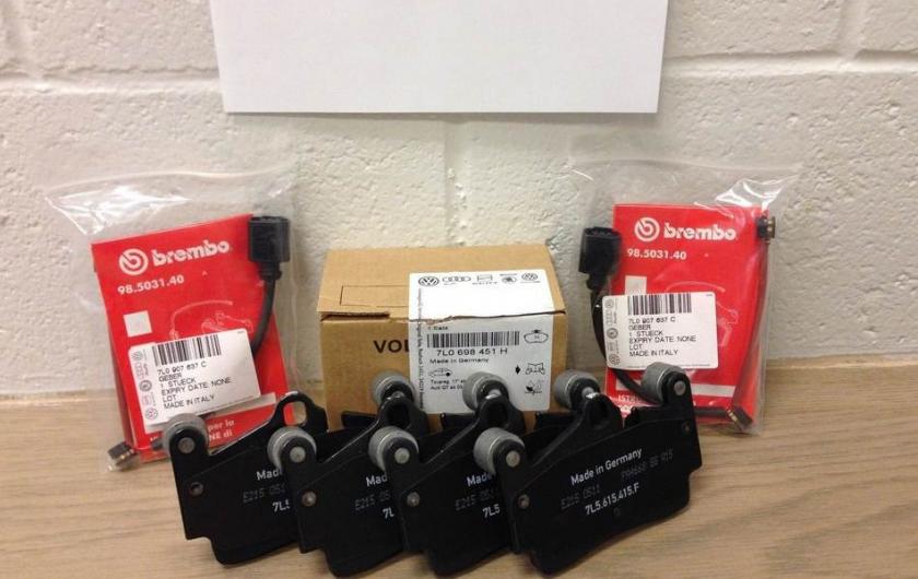 комплект новых тормозных колодок