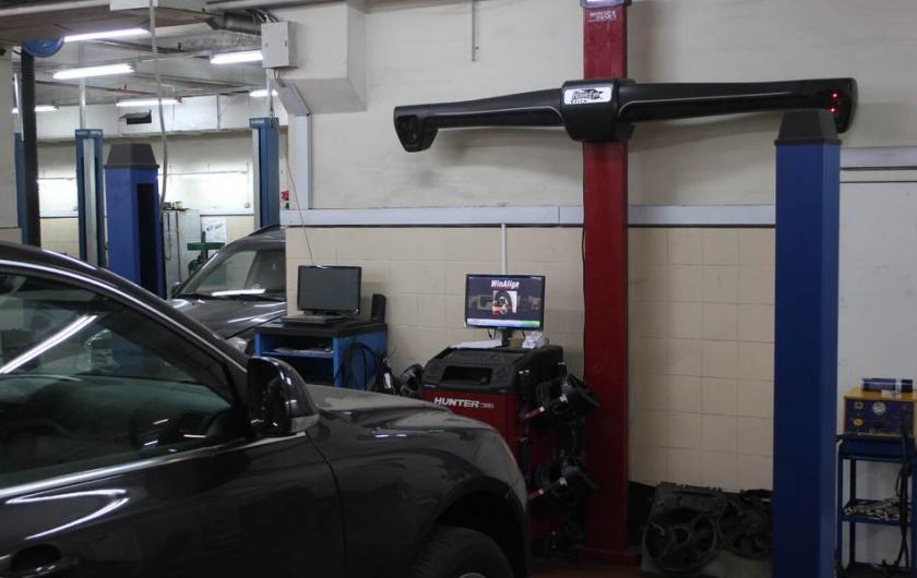 Ауди на установке углов колес