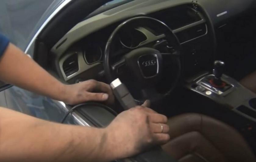 подключение адаптера для диагностики Ауди