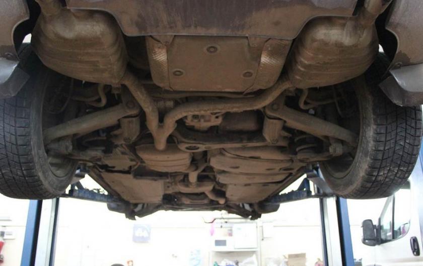 Ауди снизу на подъемнике