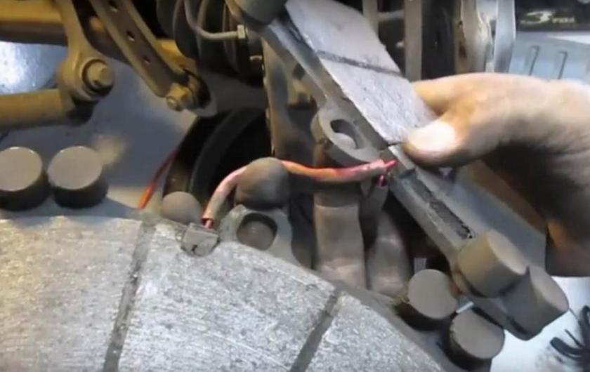 датчик тормозной колодки