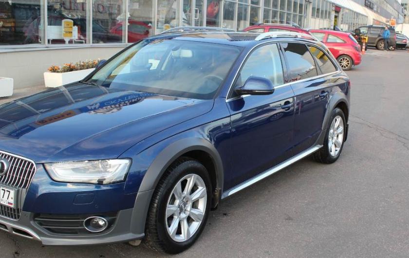 синяя Ауди А4 Олроуд