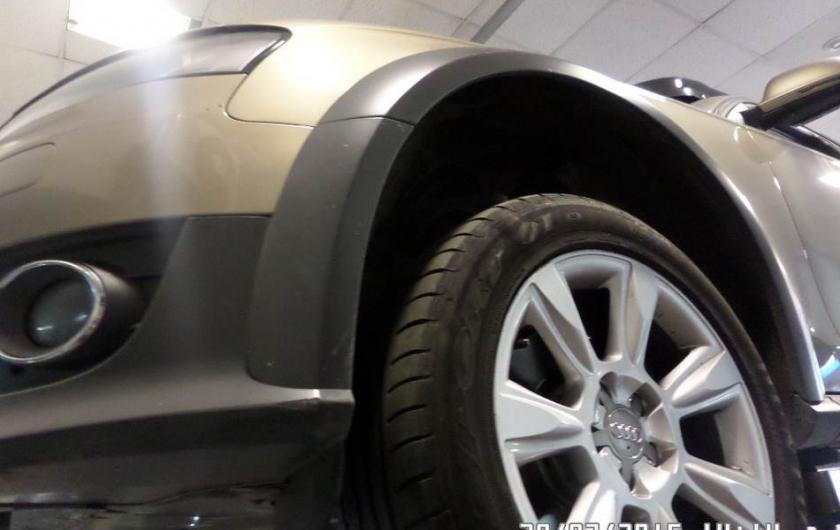 Ауди на подъемнике снизу
