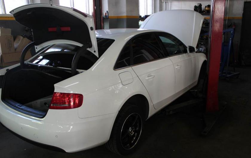 белая Ауди А4 в техцентре