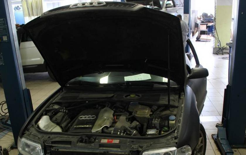 открытый капот на Ауди
