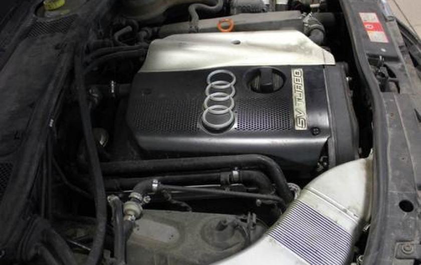 открытый капот на Ауди