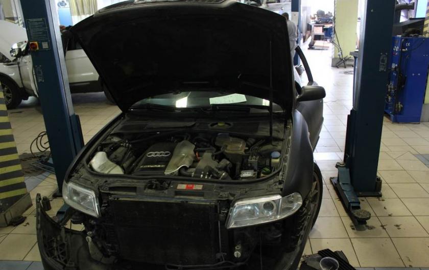 Ауди с открытым капотом в ремзоне