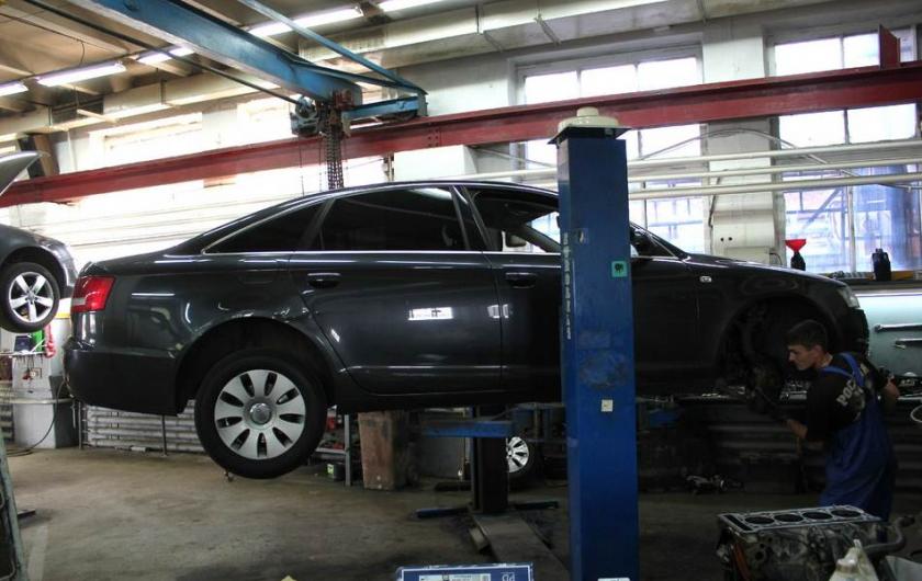 Ауди на подъемнике в автотехцентре