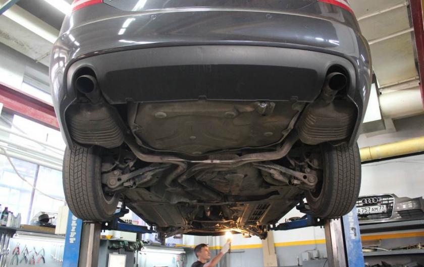 Ауди на подъемнике снизу