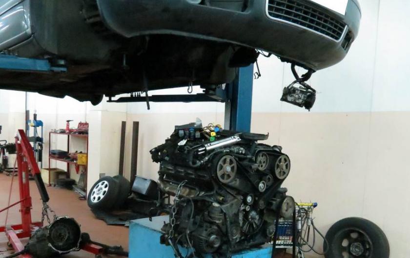 демонтаж мотора на Ауди