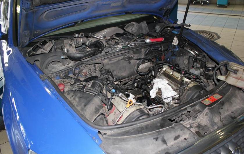 Ауди с разобранным двигателем