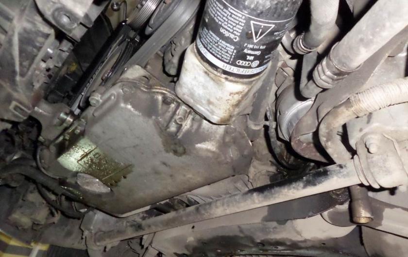 масляный фильтр на двигателе