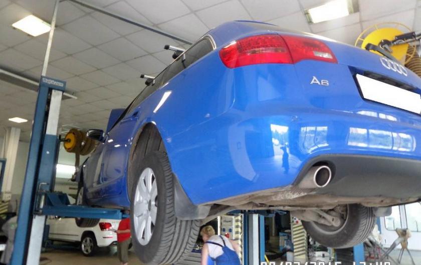 синяя А6 на подъемнике