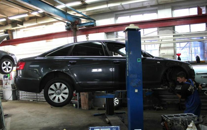 А6 на подъемнике в техцентре