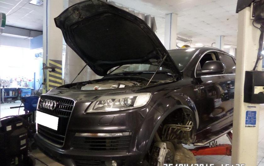 Ауди в автосервисе на подъемнике