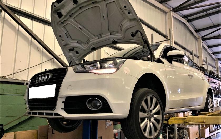 Ауди в автосервисе на подъемнике