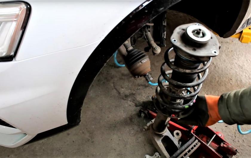 Замена передней стойки амортизатора