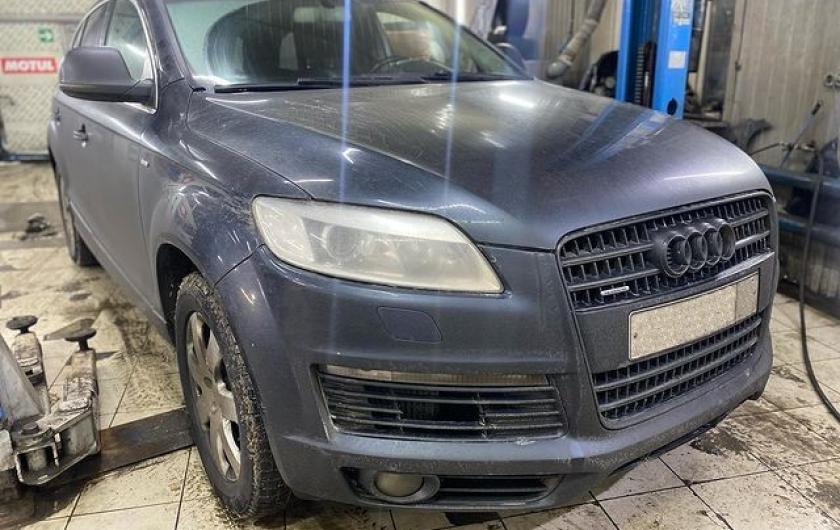 Ауди в автосервисе на подъемнике