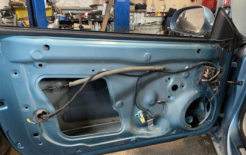 Разборка двери для ремонта