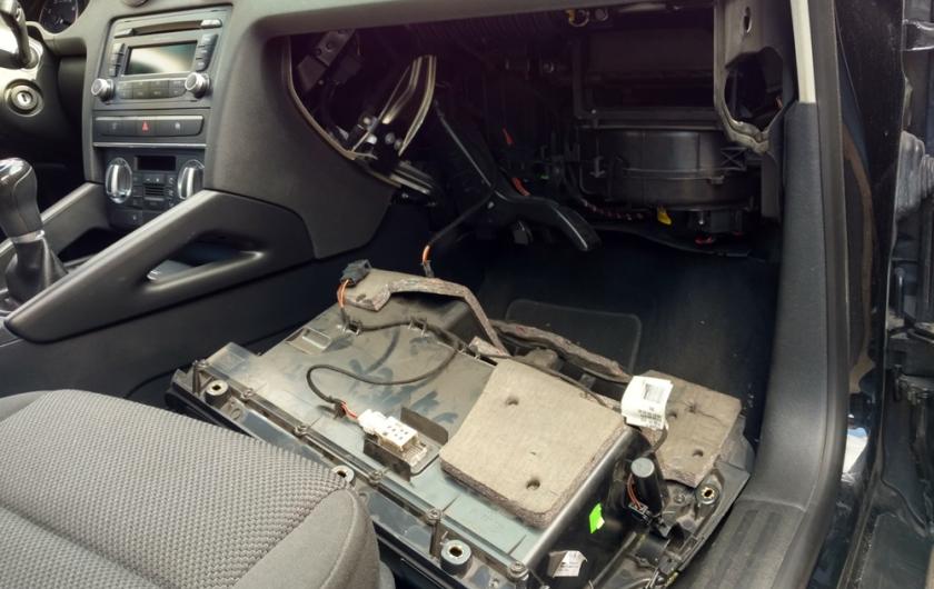 Замена вентилятора отопителя Ауди с разборкой торпедо