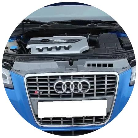 Ауди с открытым капотом