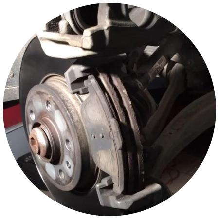 тормозной диск с колодками в суппорте