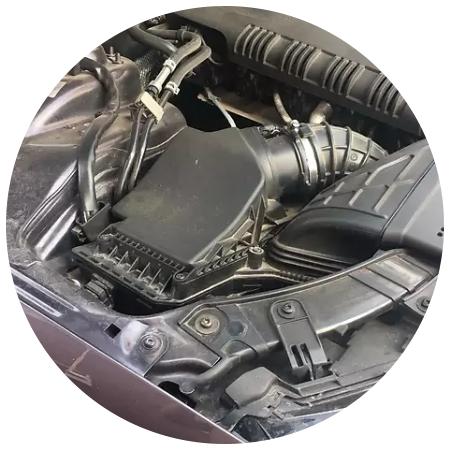 корпус воздушного фильтра под капотом на А5