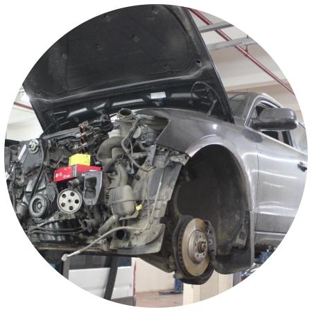 Ауди Q5 с разобранным передом на подъемнике