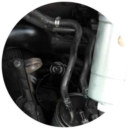 новый топливный фильтр в руках мастера