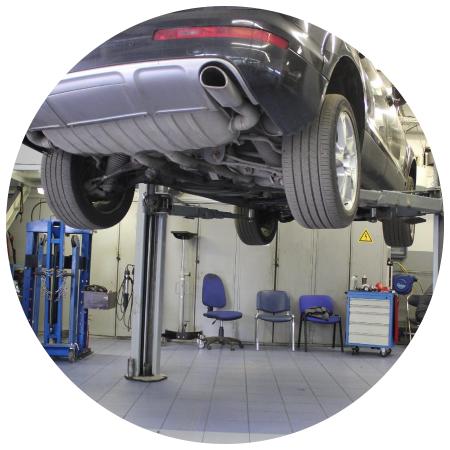 Q7 на подъемнике в сервисе