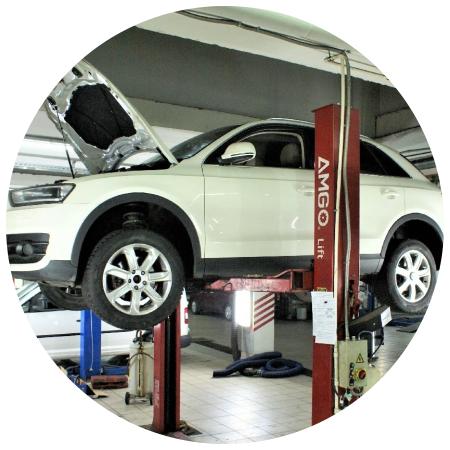 Ауди Q3 на подъемнике