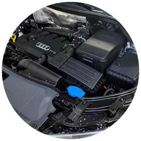 открытый капот на Ауди