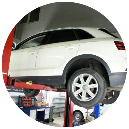 Ауди Ку3 на подъемнике