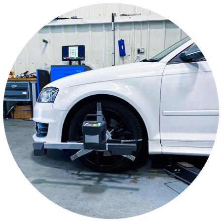 Ауди А3 на стенде сход развал