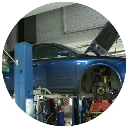 Ауди на подъемнике в сервисе