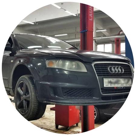 Ауди А4 в сервисе на подъемнике