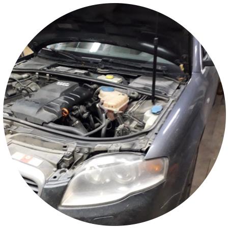 Ауди А4 с поднятым капотом