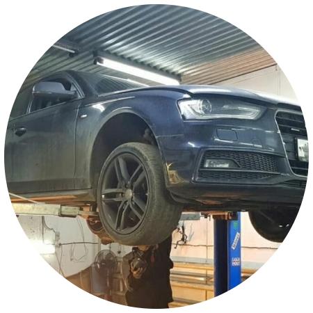 Ауди А4 Б8 на подъемнике в автосервисе